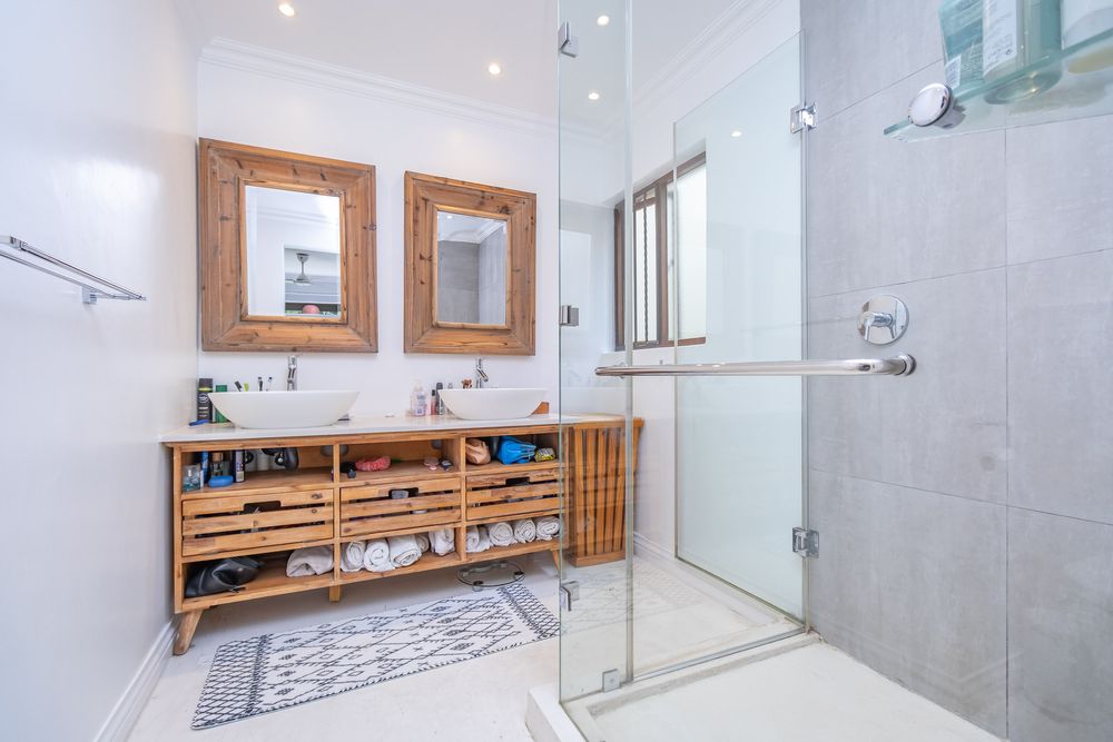 Main en-suite bathroom