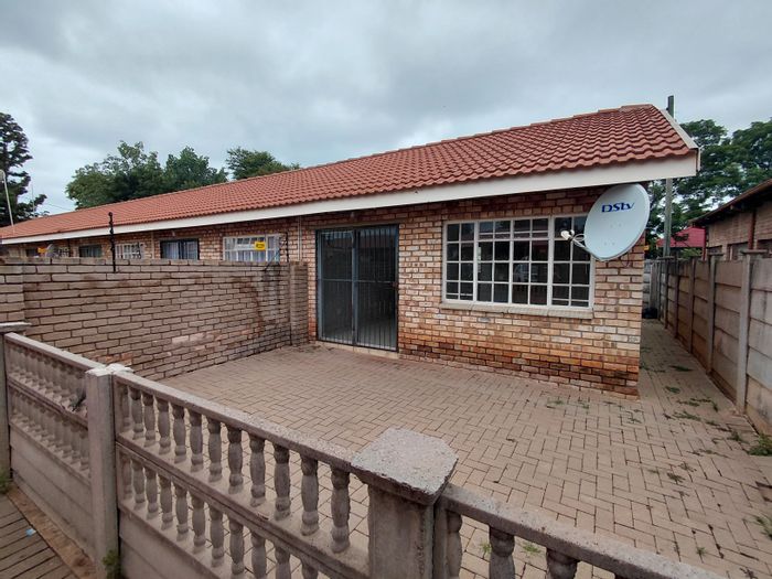 Flat to rent in Meiringspark: bachelor unit with en suite and parking.