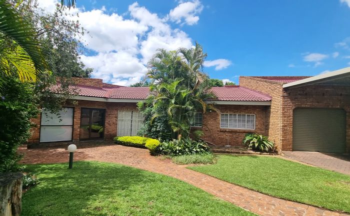 For Sale: House in Cashan with 4 beds, heated pool, and ample parking.