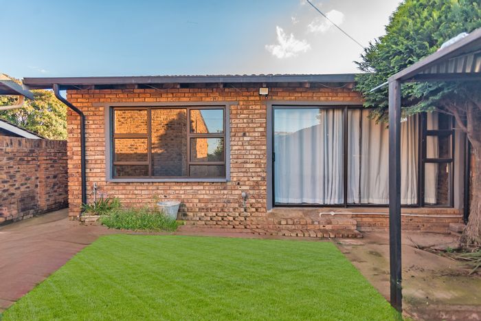 Boltonia Townhouse For Sale: 2 Bedrooms, open plan living, secure parking.