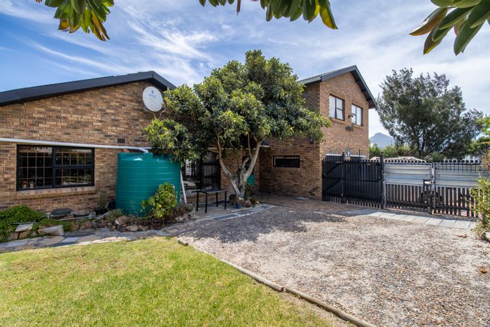 Capri House For Sale: 5 bedrooms, pool, studio flatlet, and family-friendly garden.