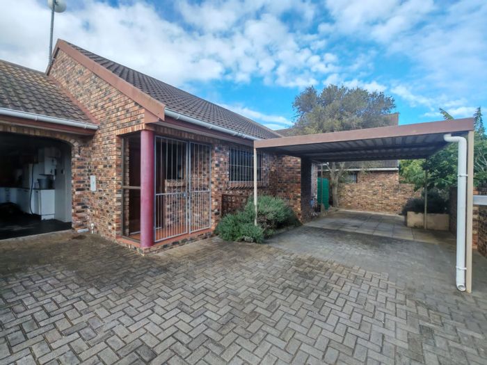 Summerstrand Apartment To Rent: Shared amenities, pool access, close to university.