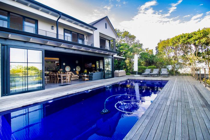 For Sale: House in Sheffield Beach with 5 bedrooms, private elevator, and outdoor entertainment.