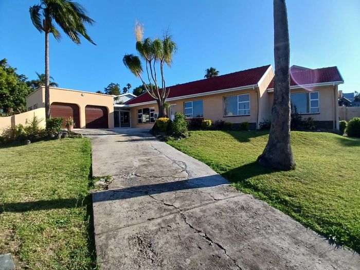 For Sale: 5 Bedroom House in Beacon Bay with entertainment area and servant's quarters.