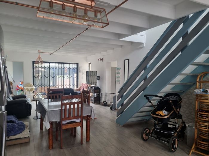 For Sale: 5-bedroom house in Illiondale with flexible layout and secure living.