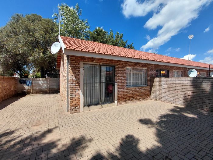 Flat to rent in Meiringspark: bachelor with open plan, en suite, parking.