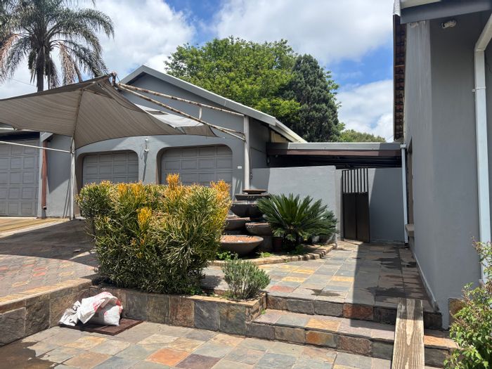 Ben Fleur House To Rent: 3 Bedrooms, family room, garden, double garage, near amenities.