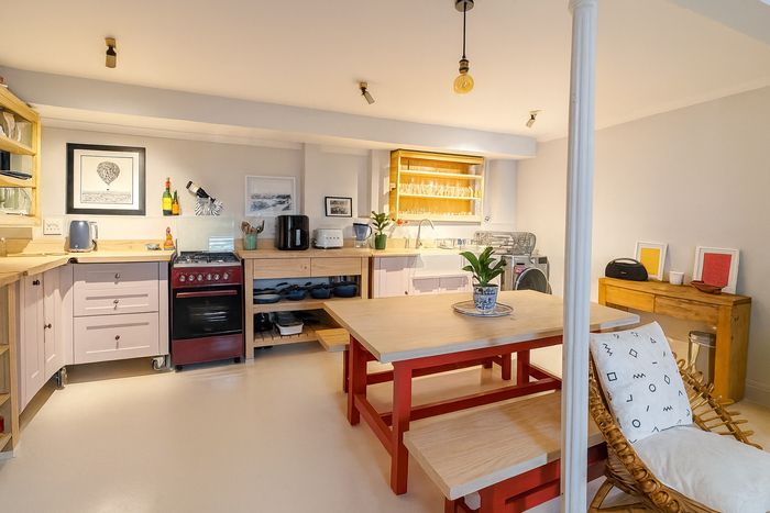 Charming 1-bedroom apartment in Simons Town Central, close to shops and beach.