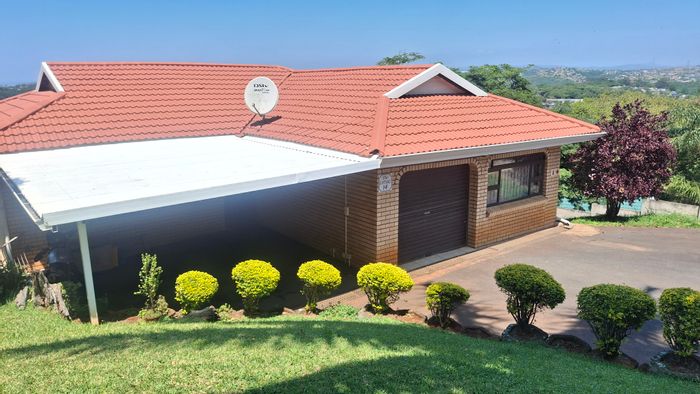Amanzimtoti Townhouse For Sale: Sea views, pool access, spacious living areas.