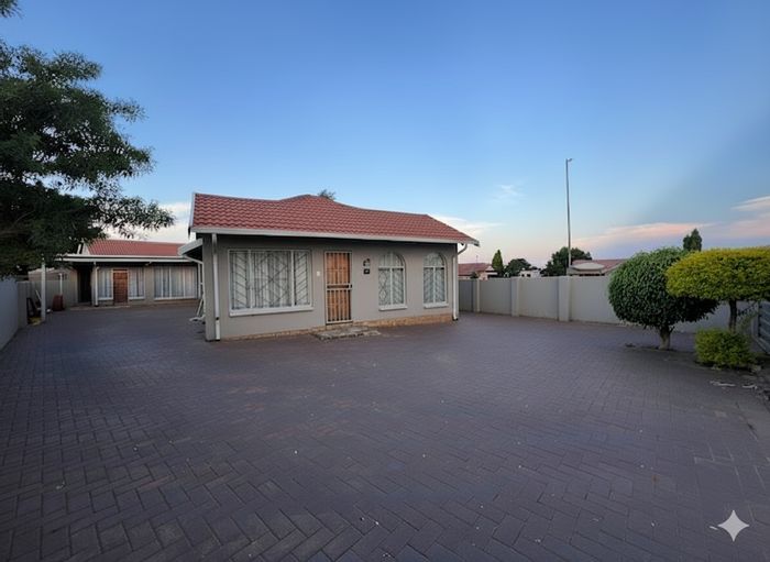 For Sale: 3-Bedroom House in Tlhabane West with double carport and JoJo tank.