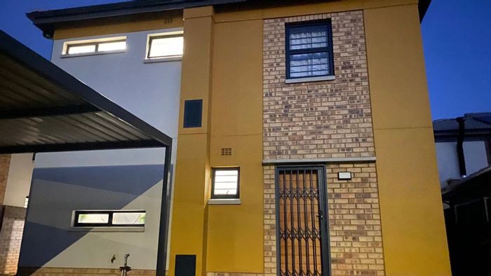 3-Bedroom Townhouse in Leopard's Rest Security Estate with backup inverter and parking. To Rent.