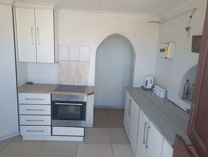 For Sale: House in Kwanonqaba with large yard, close to amenities, rental potential.