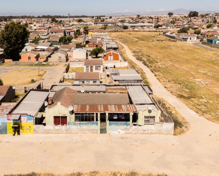 For Sale: 8-bedroom house in Silwood Heights with rental income and multiple amenities.