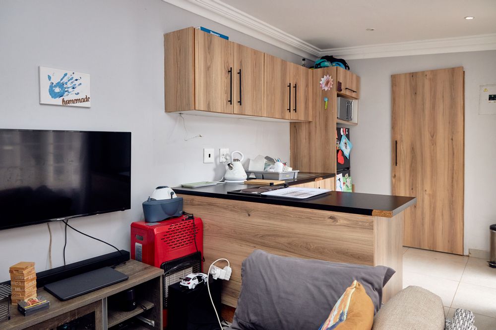 Bachelor flatlet with fully fitted kitchen