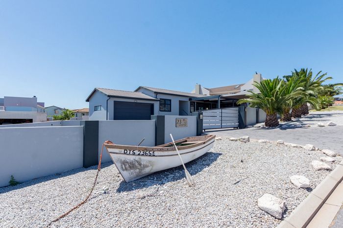 For Sale: House in Myburgh Park with 4 bedrooms, indoor braai, inverter system.