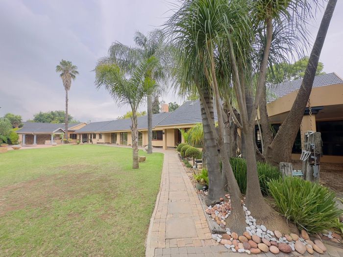 For Sale: Spacious Selcourt house with flatlet, pool, Lapa, and smart home features.