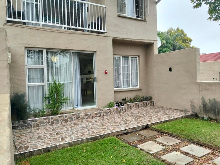 Garsfontein Townhouse For Sale: 3 beds, sunroom, garden, near schools and amenities.