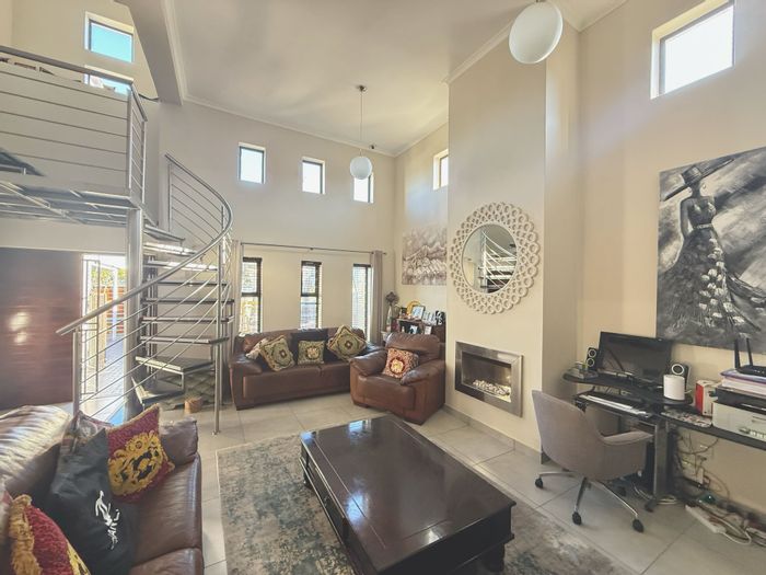 For Sale: Spacious 5-bedroom house with flatlet, yard, and security in Parklands North.