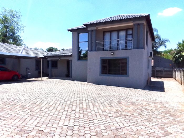 Geelhoutpark House To Rent: 4 bedrooms, double garage, chef’s kitchen, private lounge.