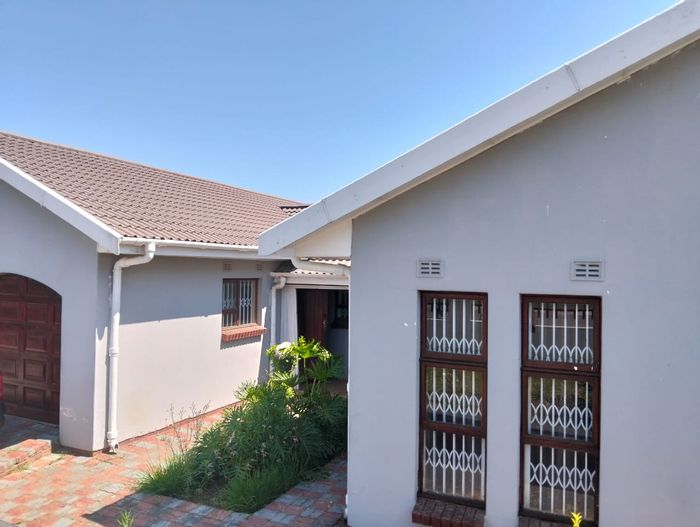 5 Bedroom Apartment To Rent in Southernwood with secure parking and spacious yard.
