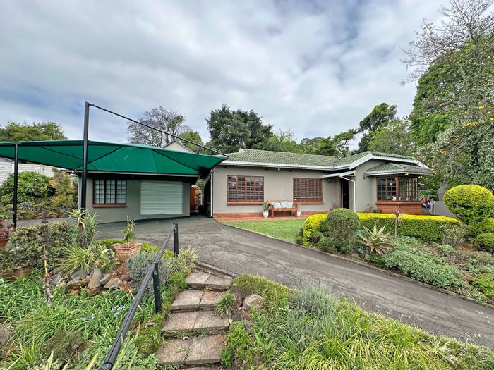 3-Bedroom House To Rent in Athlone with garden, patio, and carports.