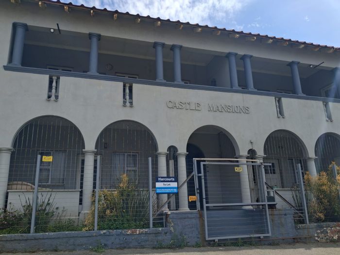 Quigney Apartment To Rent: Rooms with shared kitchen, bathroom, and off-street parking.