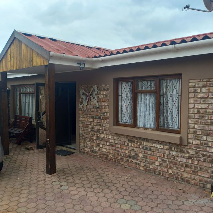 Reebok House For Sale: 3 Bedrooms, open-plan living, large yard, potential garage.