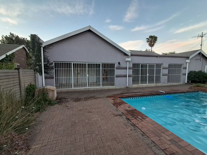 House to Rent in Vanderbijlpark Sw: 3 beds, flatlet, pool, near Vaal Mall.