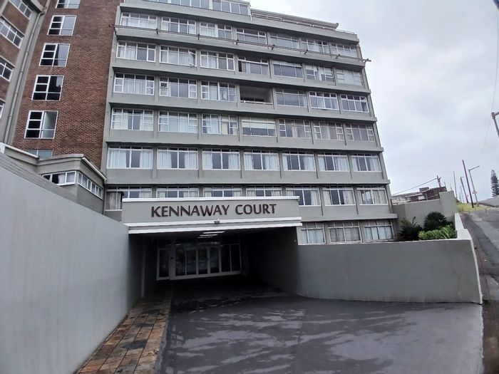 Quigney Apartment For Sale: 3 Bedrooms, Beachfront, Secure Complex, Close to Amenities.