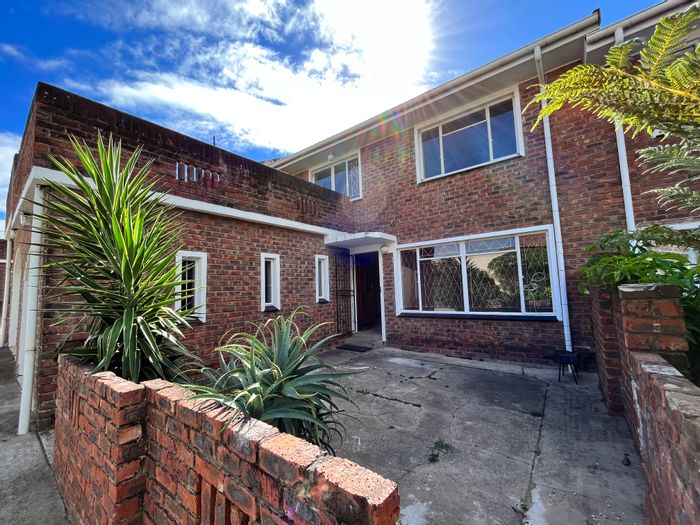 3-Bedroom Townhouse To Rent in Cambridge, close to shops, secure parking included.