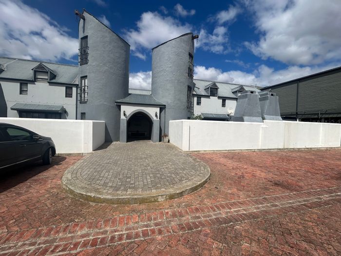 2-Bedroom House in Bredasdorp Central For Sale with courtyard and secure parking.