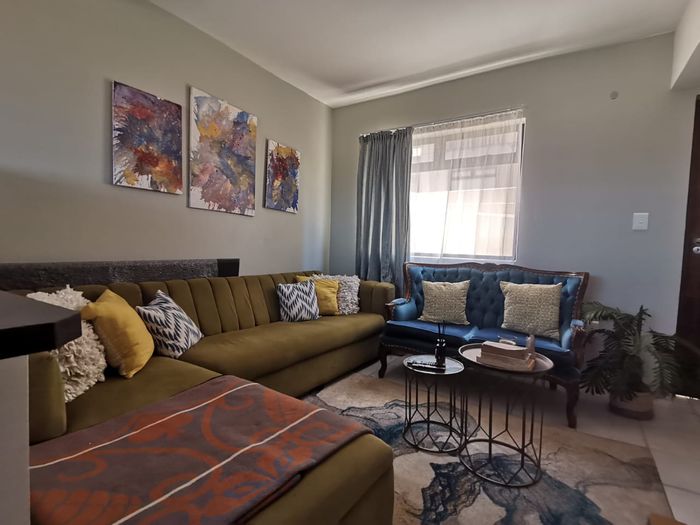 Kidds Beach Apartment For Sale: 2 Bedrooms, sea view, solar power, 24-hour security.