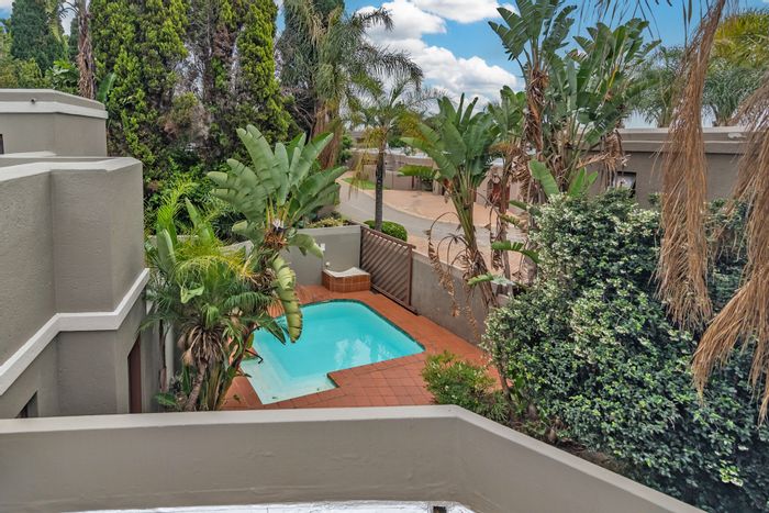 Magaliessig House For Sale: Spacious garden, staff accommodation, pool, and double garage.