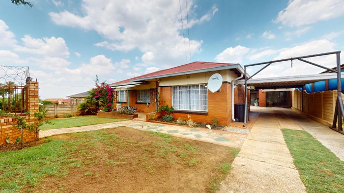 Gerdview House For Sale: Family home with flatlet, carport for six vehicles.