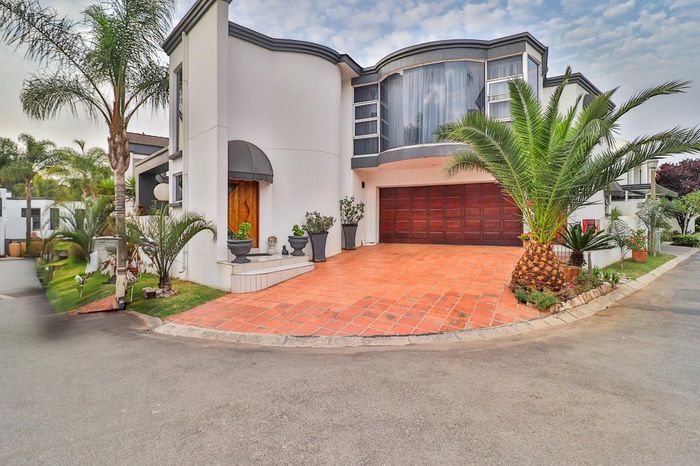 New Redruth House For Sale: 4 bedrooms, pool, study, and entertainment area.