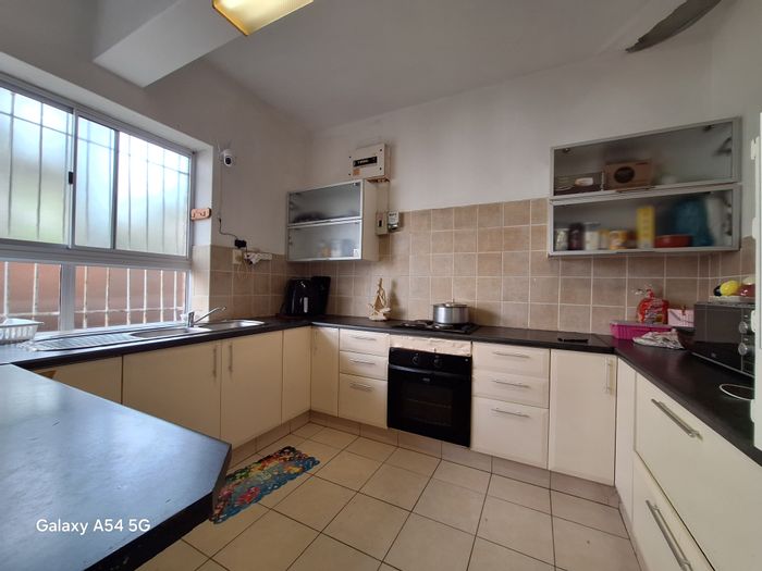 Morningside Apartment For Sale: 2.5 bedrooms, garage, near amenities and schools.