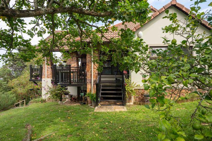 House for Sale in Kirtlington Park: 3 bedrooms, open-plan living, scenic views, security.