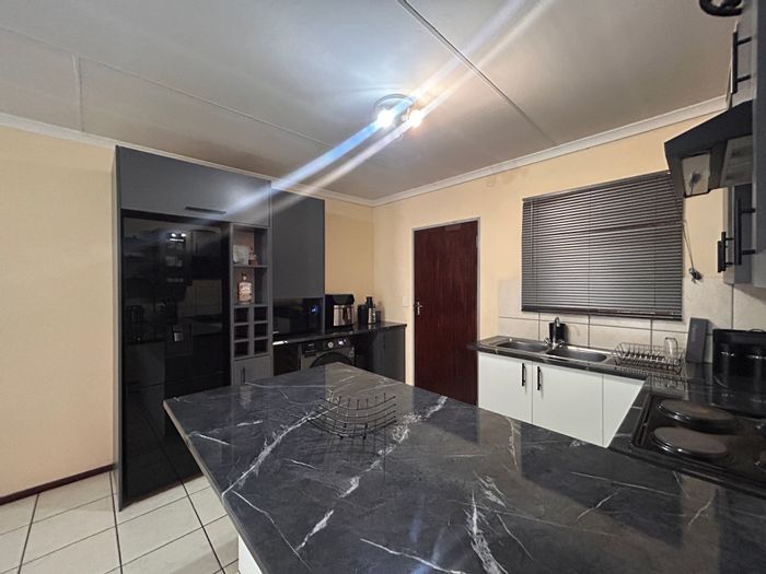 North Riding Apartment To Rent: 2 Bedrooms, Balcony, Braai, 24-Hour Security.