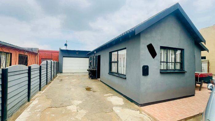 House for Sale in Tsakane Ext 5: 2 Bedrooms, double garage, extra rooms.