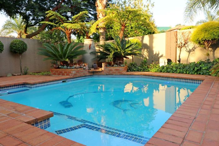 For Sale: House in Glen Erasmia with pool, granny flat, and 24-hour security.