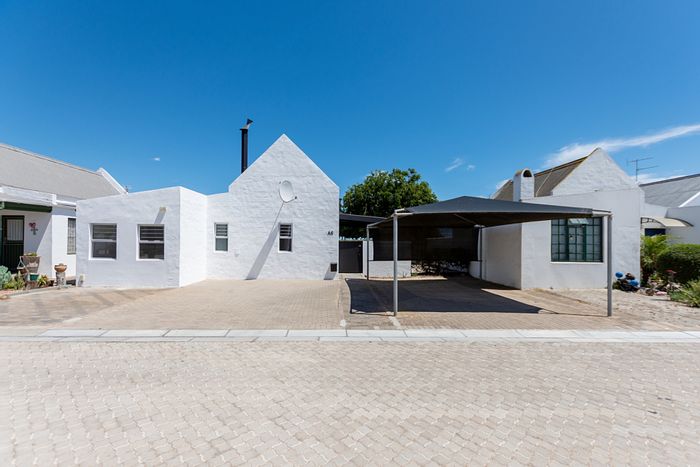 For Sale: House in Velddrif Central with garden, 2 beds, 2 baths, parking.