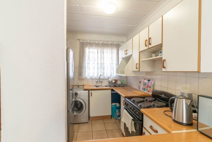 Glen Marais Townhouse For Sale: 2 beds, garden, secure complex, near Gautrain.