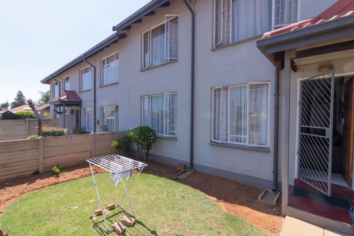 Glen Marais Townhouse For Sale: 1 bed, pool, 24-hour security, covered parking.