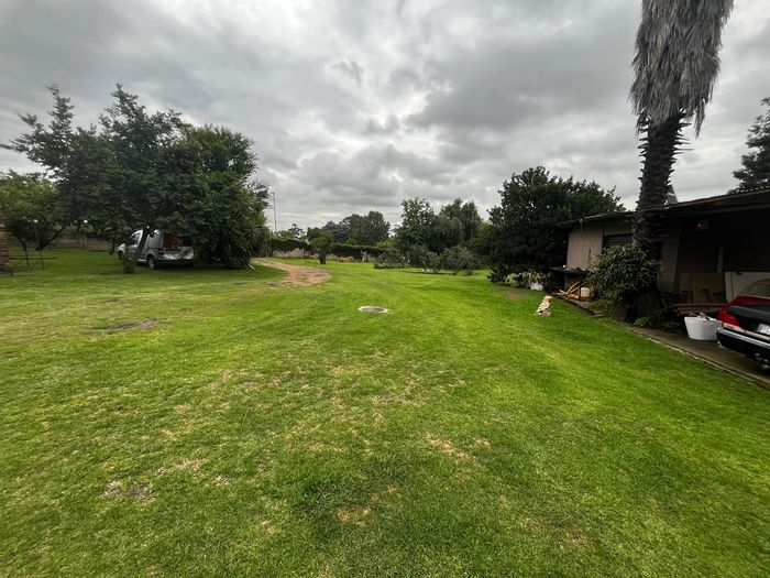 1 Bedroom Cottage to Rent in President Park with 24-hour security and yard.