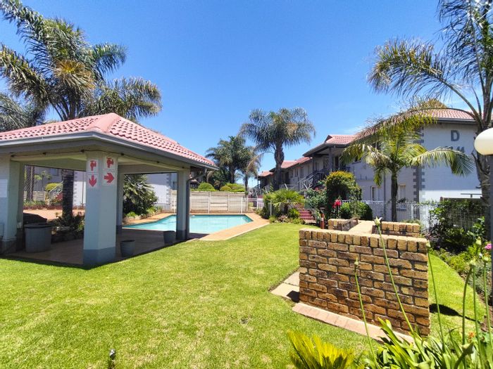 For Sale: Glen Marais Townhouse with pool, tennis court, and secure parking.