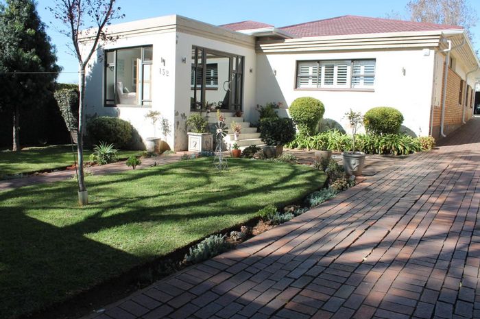 Kensington House For Sale: Four bedrooms, cottage, workshop, close to schools.