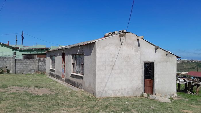 Mdantsane House For Sale: 2 Bedrooms, spacious yard, close to amenities.