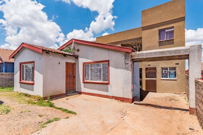 House for Sale in Mohlakeng: 1 bed, 6 rental rooms, secure parking.
