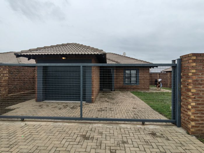 2-Bedroom House To Rent in Secunda Central with Garage and Prepaid Electricity.