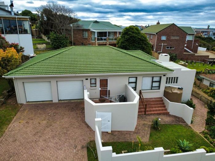 Coastal house for sale in Stilbaai Wes with braai room and double garage.